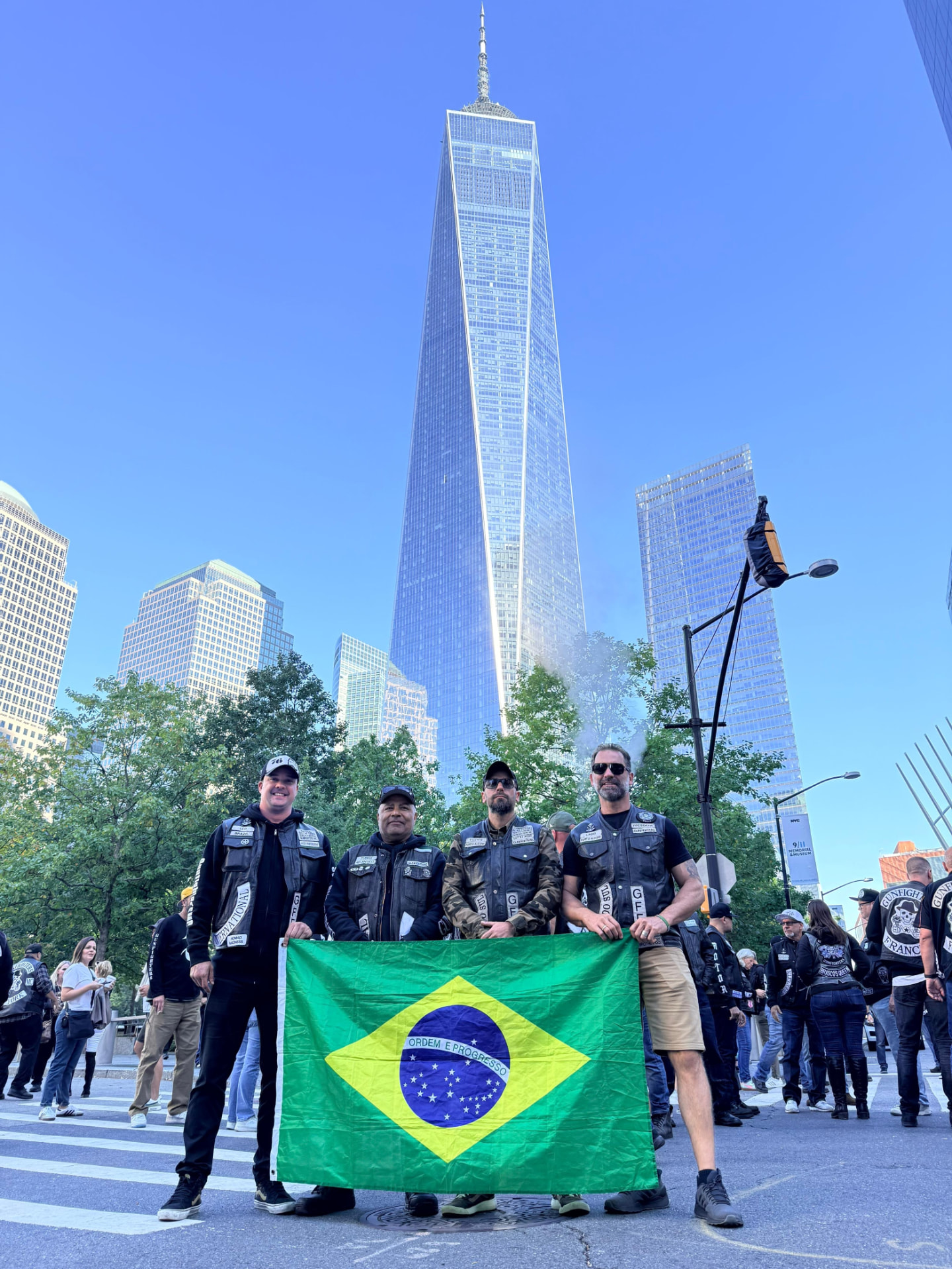 Integrantes da Chapter Brazil com a bandeira do Brasil em frente ao One World Trade Center